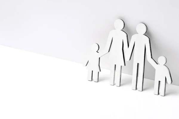 Família Feliz Figuras Madeira Fundo Branco — Fotografia de Stock