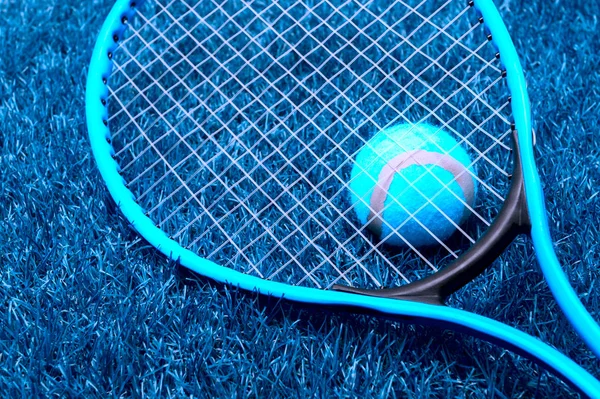 Tennisracket Och Boll Blått Gräs Blå Filter — Stockfoto