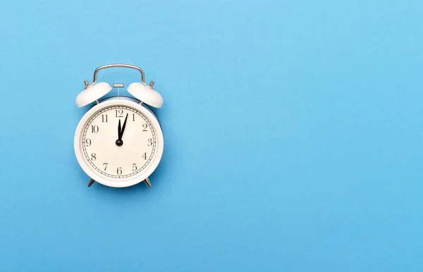 Relógio Alarme Vintage Branco Fundo Cor Azul Claro — Fotografia de Stock
