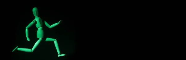 Ξύλινο Ανθρώπινο Μανεκέν Σχήμα Μοντέλο Τρέχει Πράσινο Φίλτρο — Φωτογραφία Αρχείου