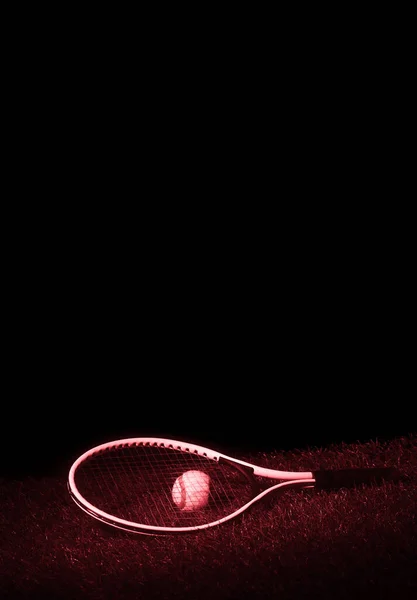 Ρακέτα Τένις Μπάλες Του Τένις Στο Γρασίδι Μαύρο Φόντο Και — Φωτογραφία Αρχείου