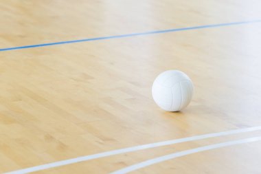 Tahta kortta beyaz renkli voleybol