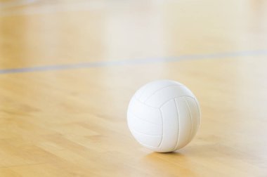 Tahta kortta beyaz renkli voleybol