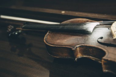 Orkestranın eski keman müzik aleti