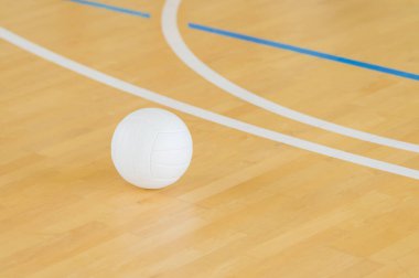 Tahta kortta beyaz renkli voleybol