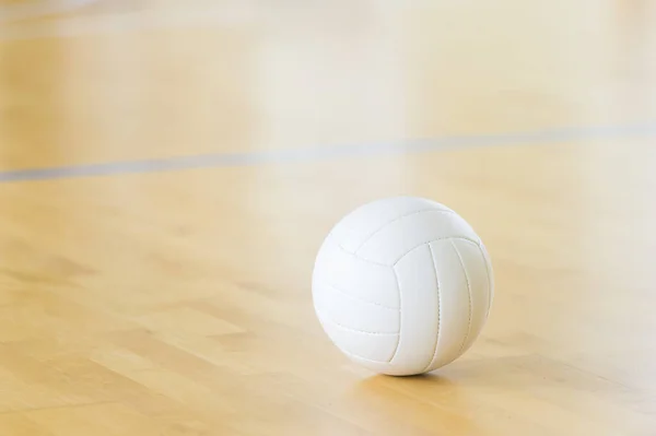 Tahta kortta beyaz renkli voleybol