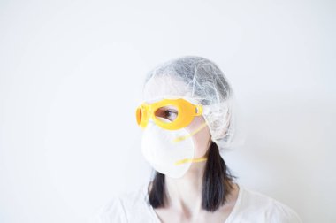 Doktor kadın stetoskop kullanarak maskeli
