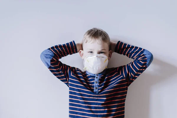 Epidemia Coronavirus Niño Con Máscara Protección Chico Escuela Aprendizaje Tareas — Foto de Stock