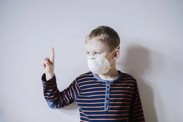 Epidemia Coronavírus Rapaz Com Máscara Protecção Miúdo Escola Aprendizagem Lição — Fotografia de Stock