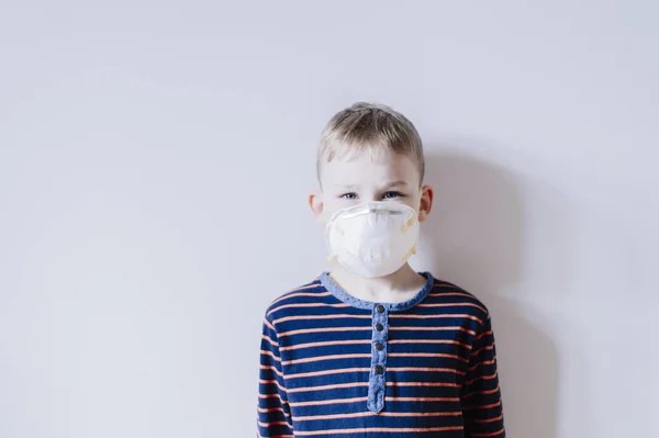 Coronavirüs Salgını Korunma Maskeli Çocuk Okuldaki Çocuk Öğrenim Ödev Evde — Stok fotoğraf