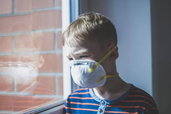 Coronavirusepidemi Pojke Med Skyddsmask Grabben Skolan Inlärning Läxor Hemundervisning Karantän — Stockfoto