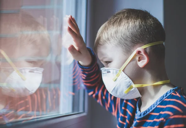 Coronavirüs Salgını Korunma Maskeli Çocuk Okuldaki Çocuk Öğrenim Ödev Evde — Stok fotoğraf