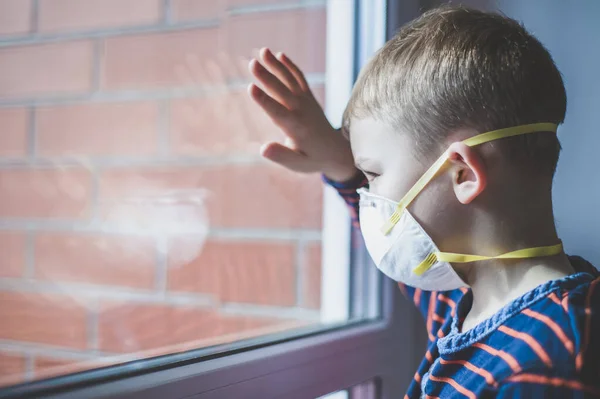 Epidemia Coronavírus Rapaz Com Máscara Protecção Miúdo Escola Aprendizagem Lição — Fotografia de Stock