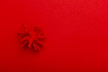 Kırmızı Arkaplanda Coronavirus Covid-19 'un Kırmızı Virüs Strain Modeli. Mikrobiyoloji ve Viroloji Konsepti.