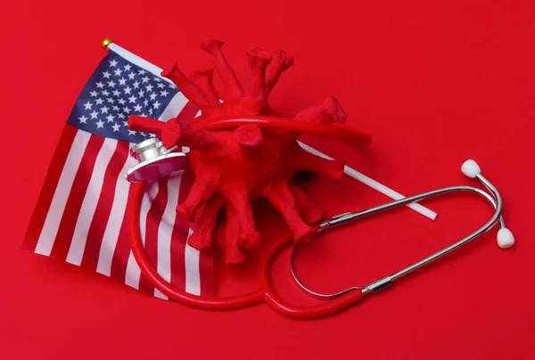 Абстрактная Модель Штамма Вируса Американский Флаг Стетоскоп Красном Фоне Карантин — стоковое фото
