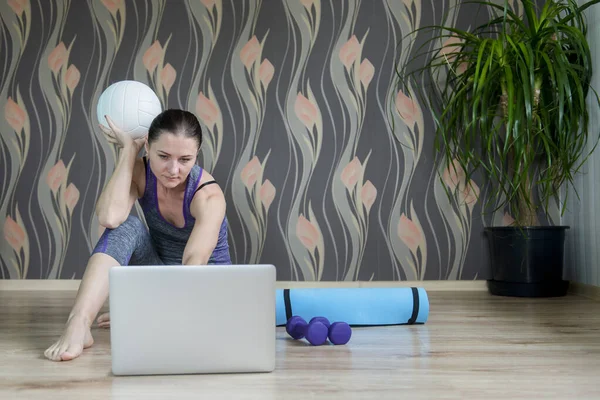 Женщина Смотрит Онлайн Образовательные Волейбольные Семинары Тренировки Концепция Тренировок Онлайн — стоковое фото