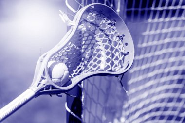 Top toplayan bir lakros sopasının soyut görüntüsü. Güneşli bir gün. Hayalet renk eğilimi
