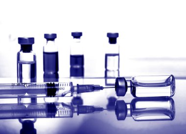 Tıbbi konsept aşı şişesi grip şırıngası iğnesi. Fantom rengi trendi 2020. Banner Art konsepti