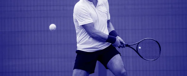 Мужчина Теннисист Действии Корте Тенденция Фантомного Цвета 2020 Концепция Баннерного — стоковое фото