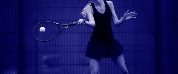 Midsectie Van Vrouw Die Tennis Speelt Rechtbank Phantom Kleur Trend — Stockfoto