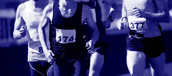 Leichtathleten Laufen Auf Dem Leichtathletikfeld Sonniger Tag Phantomfarbtrend 2020 Banner — Stockfoto