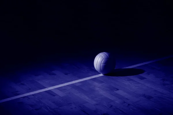 Volleybollplan Trägolv Med Boll Svart Med Kopieringsutrymme Fantomen Färg Trend — Stockfoto