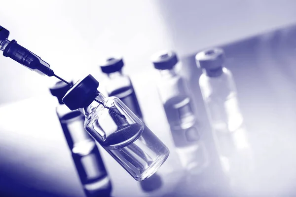 Medizinisches Konzept Impfstoff Fläschchen Dosis Grippe Schuss Medikament Nadelspritze Phantomfarbtrend — Stockfoto
