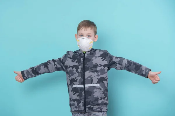 Retrato Criança Usando Máscara Fundo Azul Conceito Escola Doméstica — Fotografia de Stock