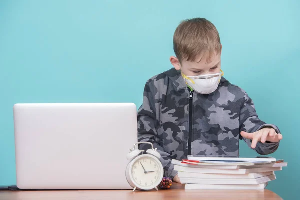 マスクをして家で宿題をする子供 ホームスクールのコンセプト — ストック写真