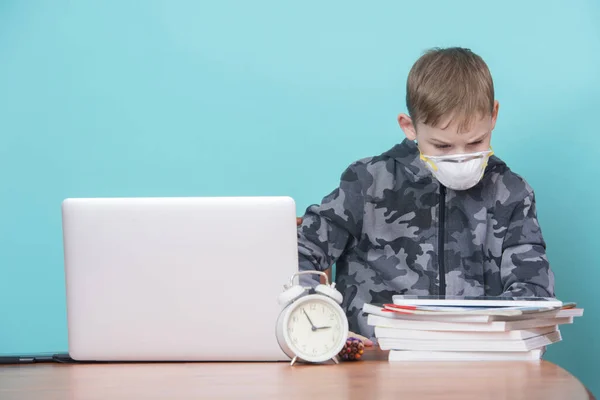 Chico Usando Máscara Haciendo Deberes Casa Concepto Escuela — Foto de Stock