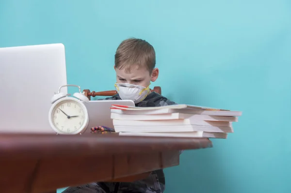 Chico Usando Máscara Haciendo Deberes Casa Concepto Escuela — Foto de Stock