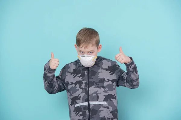 Portrait Kind Mit Maske Auf Blauem Hintergrund Heimschulkonzept — Stockfoto