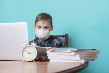 Maske takan ve evde ödev yapan portre çocuğu. Ev okulu kavramı.
