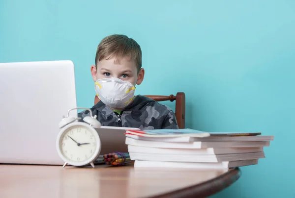 Portraitkind Mit Maske Und Hausaufgaben Hause Heimschulkonzept — Stockfoto