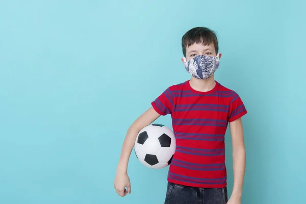 Junge Mit Maske Aufgrund Des Coronavirus Spielen Ball Auf Blauem — Stockfoto