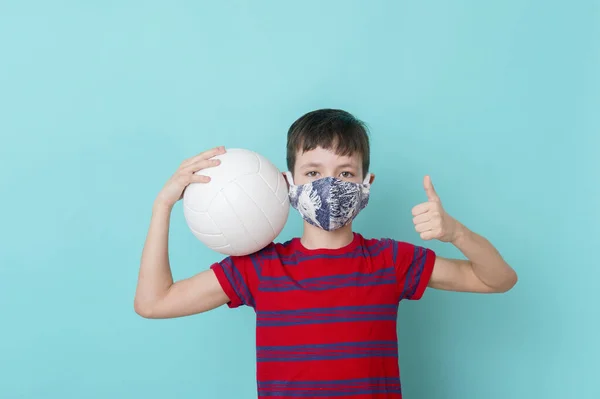 Junge Mit Maske Aufgrund Des Coronavirus Spielen Ball Auf Blauem — Stockfoto