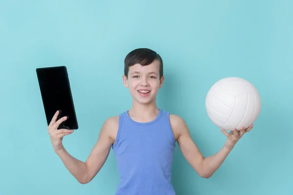 Ragazzo Che Guarda Video Online Tablet Esercizi Pallavolo Casa Allenamento — Foto Stock