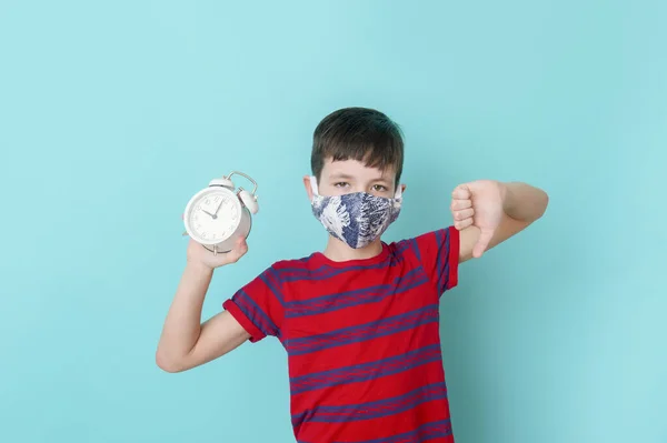 Niño Con Máscara Médica Azul Cara Con Los Dedos Abajo — Foto de Stock