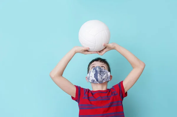 Junge Mit Einer Maske Aufgrund Des Coronavirus Spielen Auf Blauem — Stockfoto