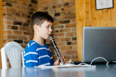 Klarnetli çocuk müzik çalıyor. Çevrimiçi müzik dersi kavramı