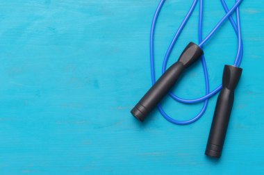 Mavi ahşap arka planda ip atlamak. Çevrimiçi consepsi çalıştır