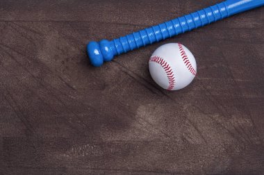 Beyzbol ekipmanları gri arka planda. Çevrimiçi çalışma kavramı.