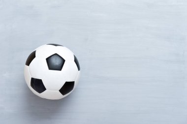 Gri ahşap arka planda futbol topunu kapat