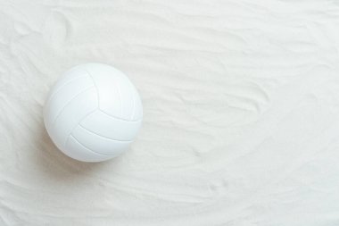  Kumda beyaz plaj voleybolu. Çevrimiçi çalışma kavramı