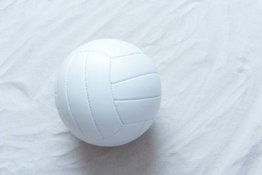  Kumda beyaz plaj voleybolu. Çevrimiçi çalışma kavramı