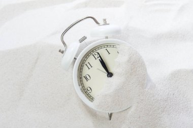 Kumsalda kumdaki çalar saat. Tatil zamanı kavramı