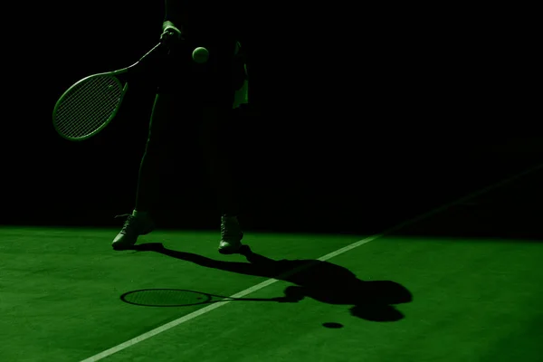 女网球选手在行动中 绿色过滤器 — 图库照片
