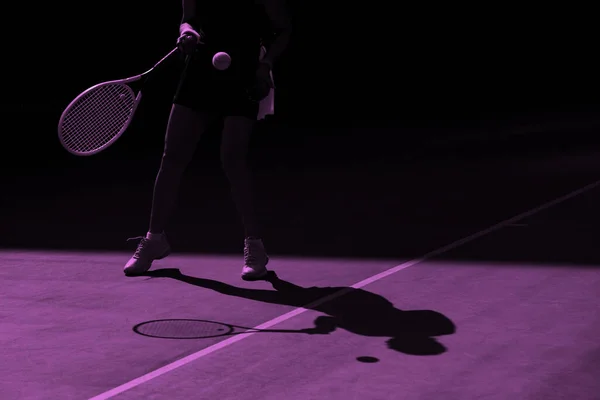 Nainen Tennispelaaja Toiminnassa Vaaleanpunainen Suodatin — kuvapankkivalokuva