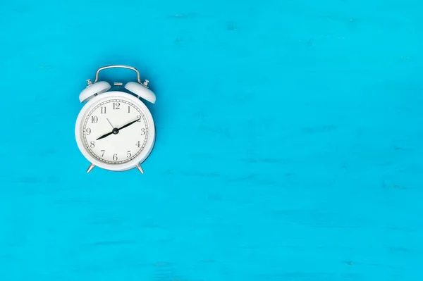 Relógio Alarme Branco Fundo Madeira Azul — Fotografia de Stock