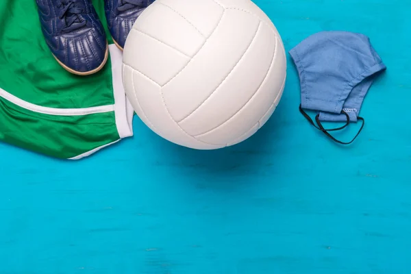 Volleyballgeräte Auf Blauem Holzhintergrund Sicheres Sportkonzept — Stockfoto